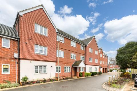 2 bedroom ground floor flat for sale, Swansmere Close, Walton-On-Thames