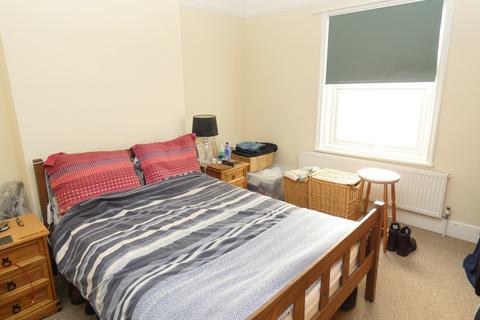 2 bedroom flat to rent, Brassey Avenue