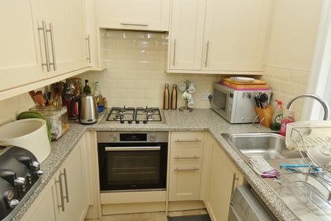 2 bedroom flat to rent, Brassey Avenue