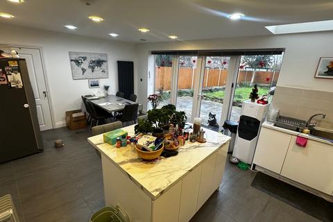 4 bedroom semi-detached house to rent, Spacious 4 bedroom family home - Furnished - LU4