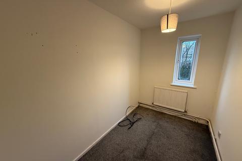 2 bedroom maisonette to rent, Kensington Drive, Great Holm