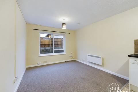 Studio to rent, Breton Road, Rochester