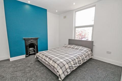 3 bedroom terraced house to rent, Liverpool Road, Eccles M30