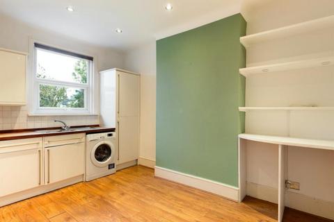 3 bedroom flat to rent, London SW16