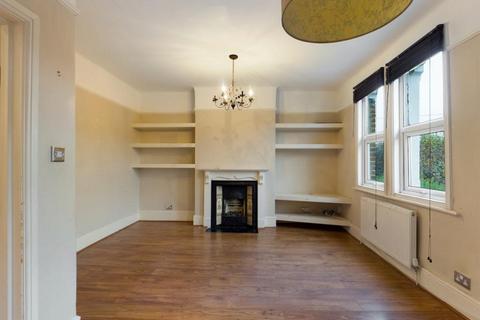 3 bedroom flat to rent, London SW16