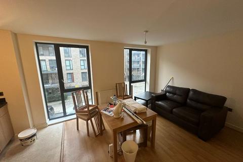 Studio to rent, Crawford Court, Charcot Road