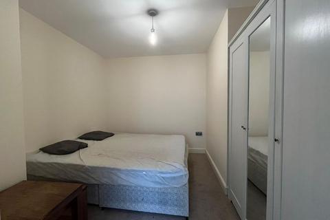 Studio to rent, Crawford Court, Charcot Road