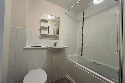 Studio to rent, Crawford Court, Charcot Road