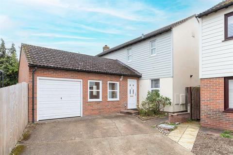 4 bedroom detached house to rent, Nightingale Mews, Saffron Walden, Essex, CB10