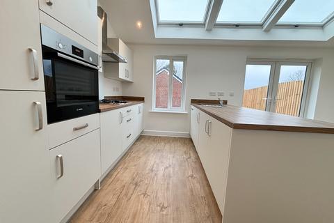 3 bedroom semi-detached house to rent, Blackburn BB2