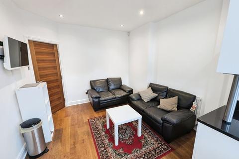 2 bedroom apartment to rent, Old Broadway, Greater Manchester M20