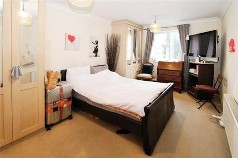 2 bedroom flat for sale, The Dell, Hampshire SO15