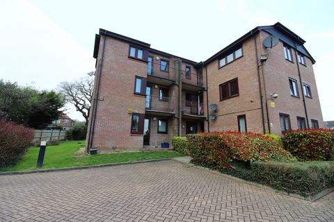 2 bedroom flat to rent, Cedar Close, Buckhurst Hill IG9