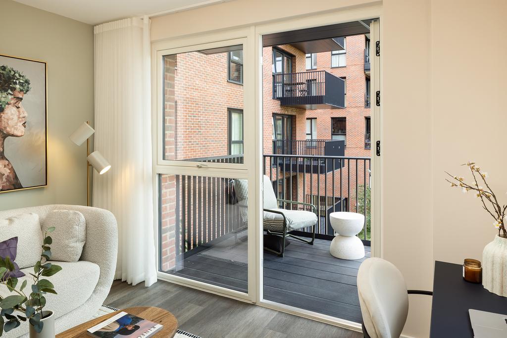 Lounge with balcony - Hendon Waterside