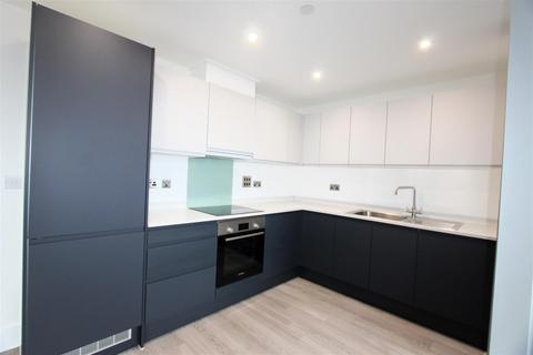 2 bedroom apartment to rent, Whiffens Avenue, Chatham ME4