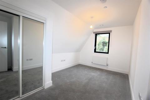 2 bedroom apartment to rent, Whiffens Avenue, Chatham ME4