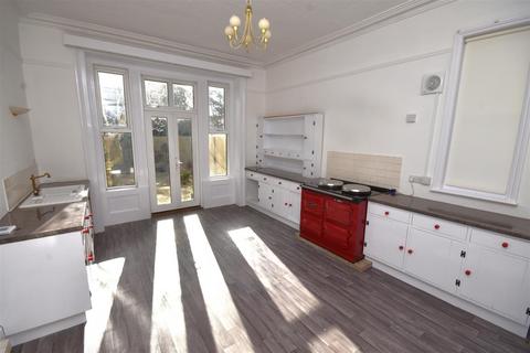 4 bedroom apartment to rent, Queens Road, Ryde, PO33 3BG