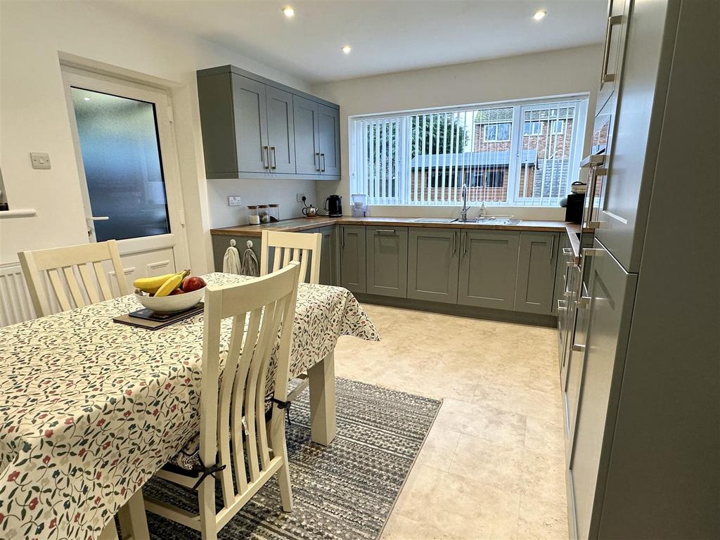 Dining/kitchen