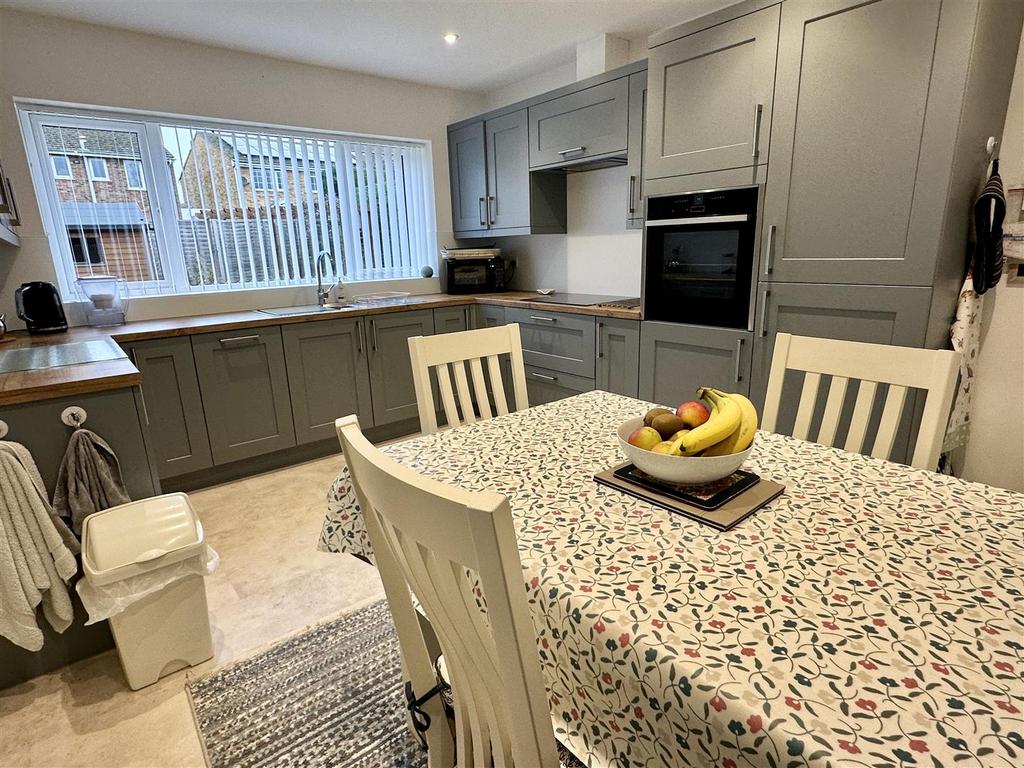 Dining/kitchen