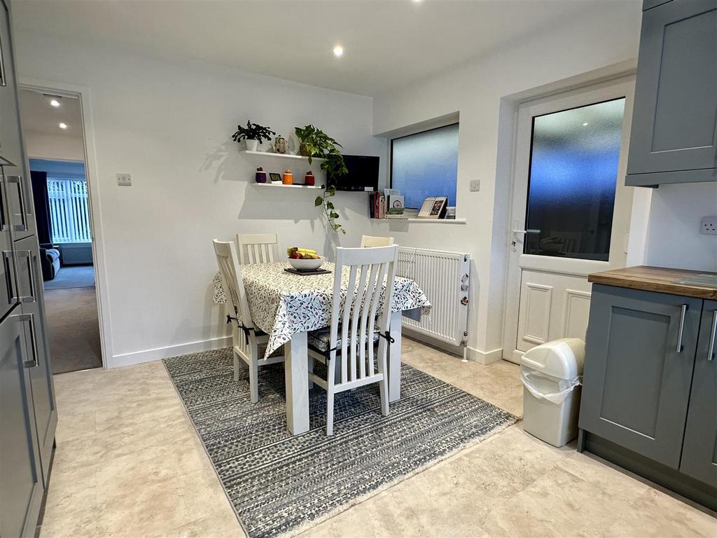 Dining/kitchen