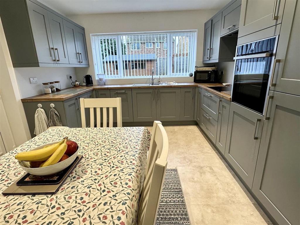 Dining/kitchen