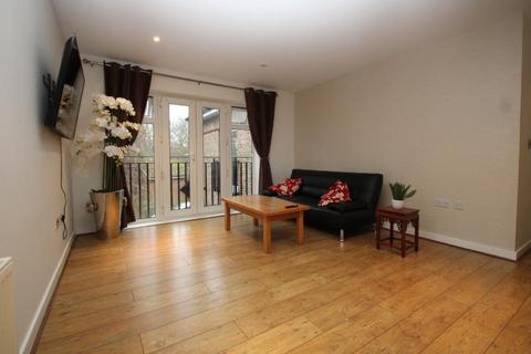 2 bedroom flat to rent, Weybridge, KT13