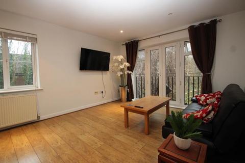 2 bedroom flat to rent, Weybridge, KT13