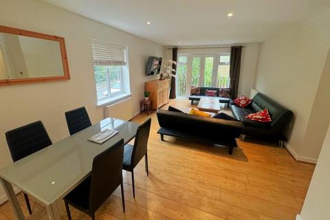2 bedroom apartment to rent, Weybridge, Surrey, KT13