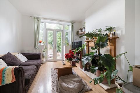 2 bedroom flat to rent, Spencers Road, Horsham, RH12