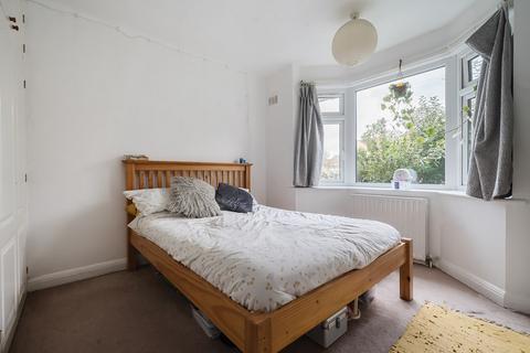 2 bedroom flat to rent, Spencers Road, Horsham, RH12
