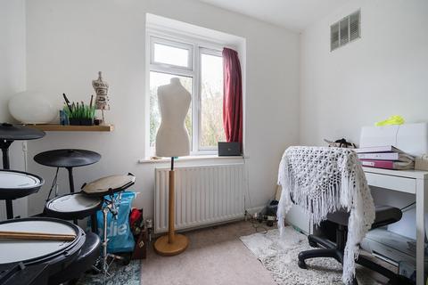 2 bedroom flat to rent, Spencers Road, Horsham, RH12