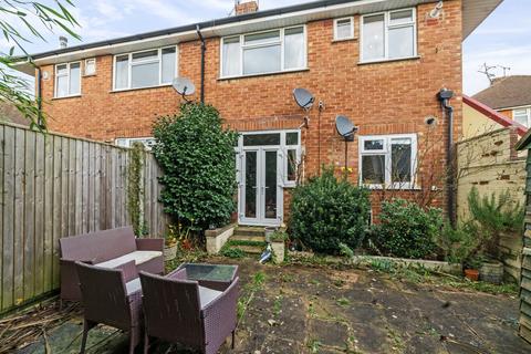 2 bedroom flat to rent, Spencers Road, Horsham, RH12