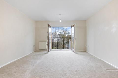 2 bedroom flat for sale, Greenlea Court, Huddersfield HD5