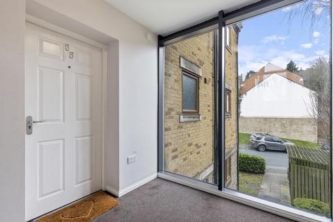 2 bedroom flat for sale, Greenlea Court, Huddersfield HD5