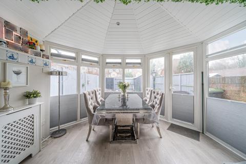 15b Albert Road, Addlestone, KT15 2PX