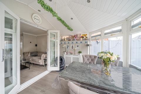 15b Albert Road, Addlestone, KT15 2PX