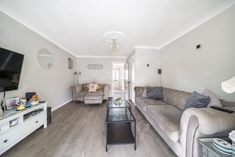 15b Albert Road, Addlestone, KT15 2PX