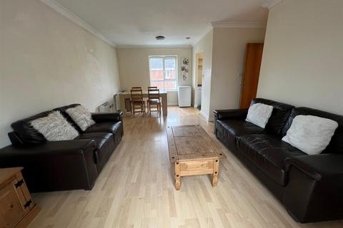 4 bedroom flat to rent, 21 Mallow Street, Hulme, Manchester