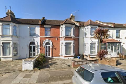 4 bedroom terraced house for sale, Milverton Gardens, Seven Kings, Ilford