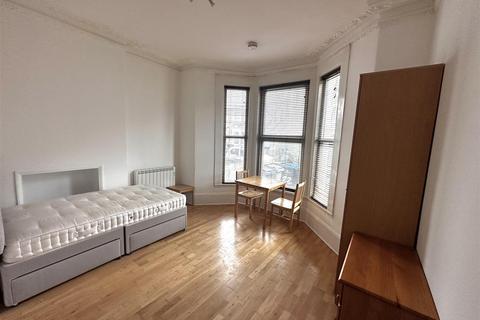 Studio to rent, 22 Burton Road, London