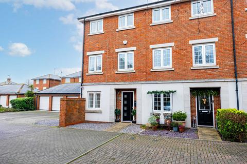 4 bedroom end of terrace house for sale, Salisbury Close, Rayleigh, SS6