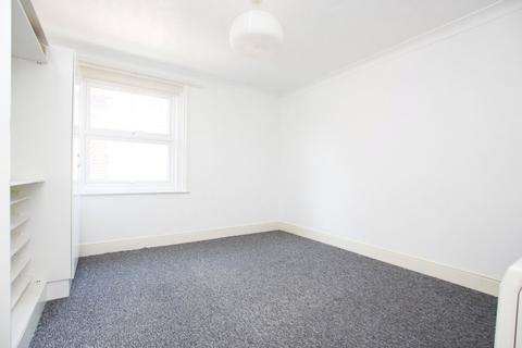 Studio to rent, Shelley Road, Worthing, BN11