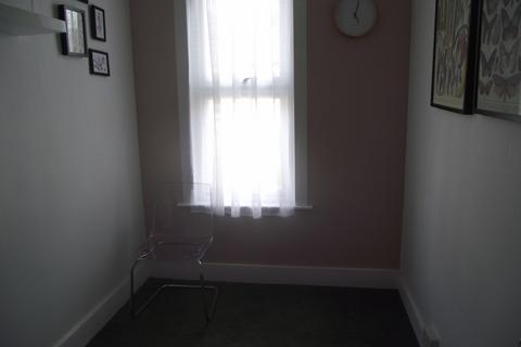 2 bedroom flat to rent, Twickenham Road, Leytonstone E11