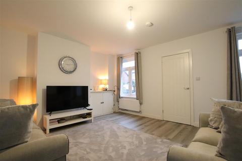 3 bedroom terraced house to rent, St. James Square, Chichester