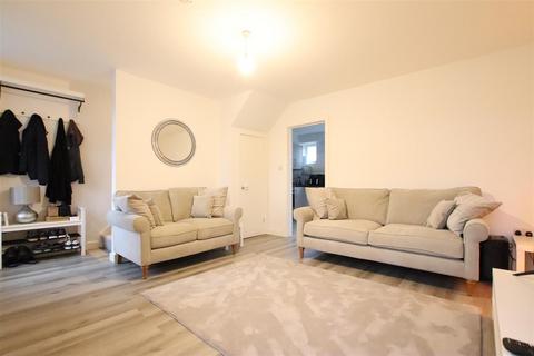 3 bedroom terraced house to rent, St. James Square, Chichester