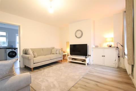 3 bedroom terraced house to rent, St. James Square, Chichester