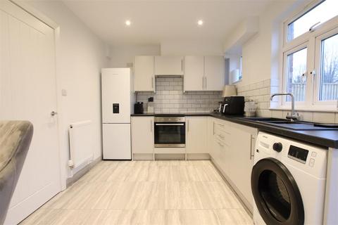 3 bedroom terraced house to rent, St. James Square, Chichester