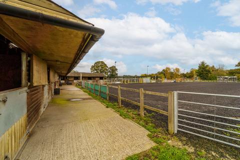 2 bedroom equestrian property for sale, Middlegreen Road, Langley, South Buckinghamshire