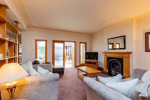 Spinningdale Main Street, Lochwinnoch, PA12 4AH