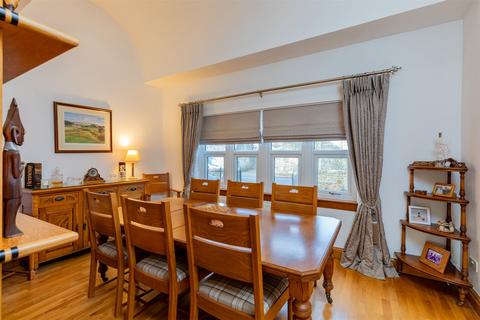 Spinningdale Main Street, Lochwinnoch, PA12 4AH